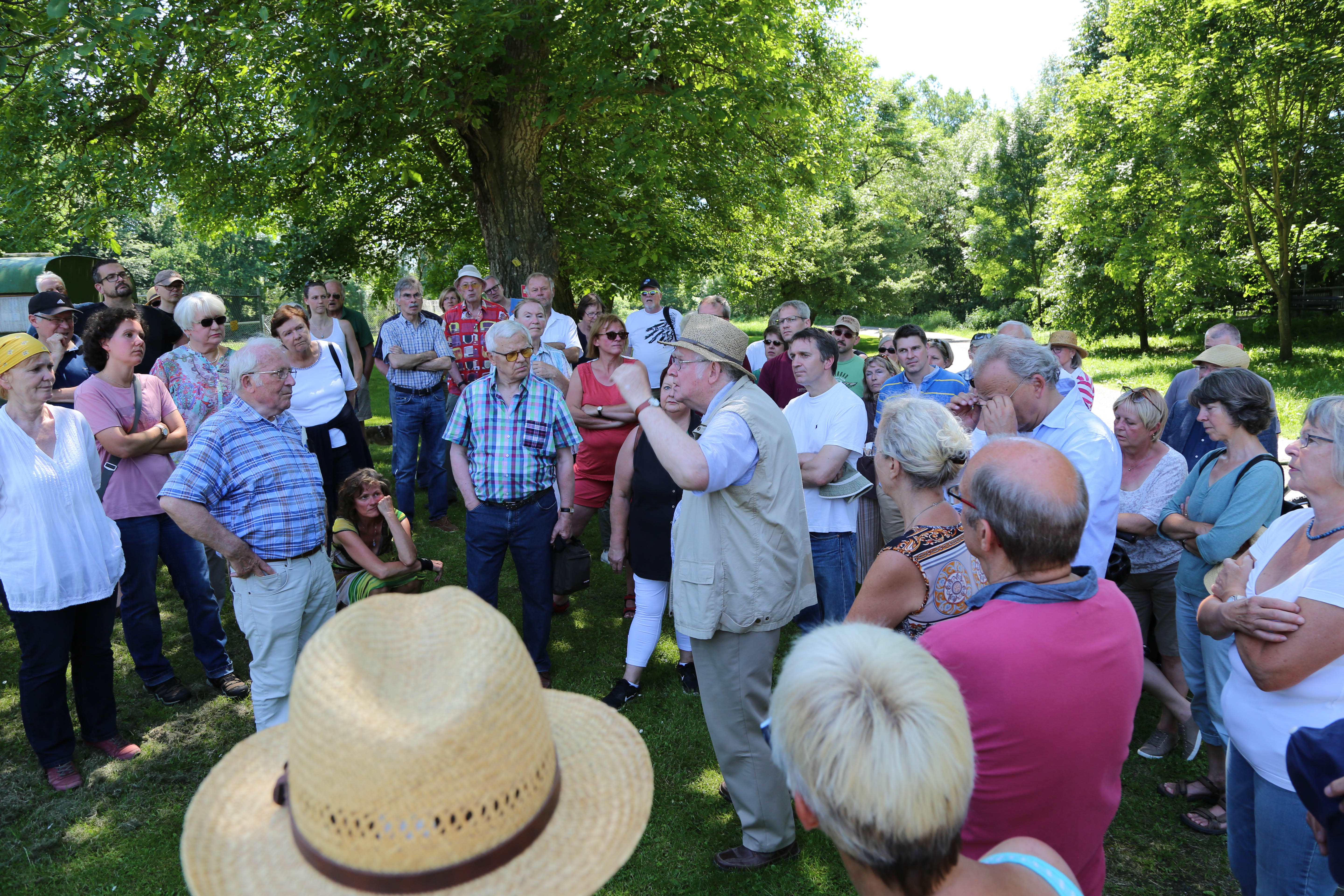 Pfr. i.R. Fritz Dahmen erläutert die Mühlenlandschaft © G. Straszewski